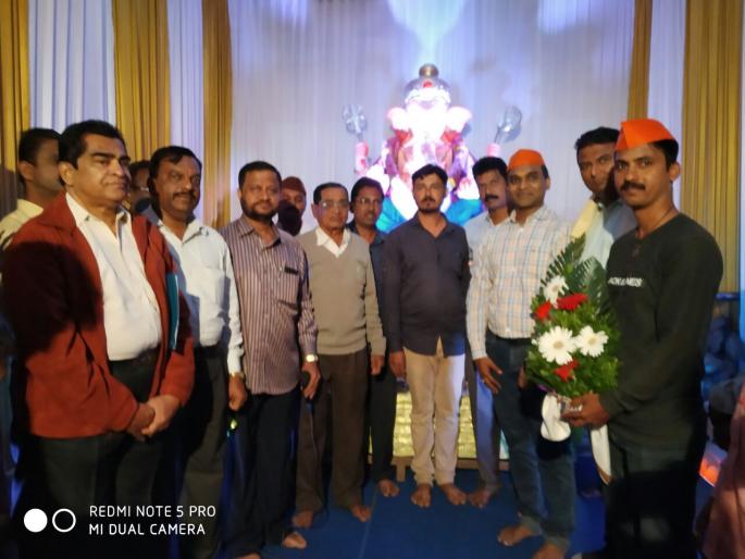 Kolhapur: Awwavvekar, Suryavanshi fame for saving the drowning | कोल्हापूर : बुडणाऱ्यास वाचविल्याबद्दल आळवेकर, सूर्यवंशी यांचा सत्कार Kolhapur: Awwavvekar, Suryavanshi fame for saving the drowning | कोल्हापूर : बुडणाऱ्यास वाचविल्याबद्दल आळवेकर, सूर्यवंशी यांचा सत्कार