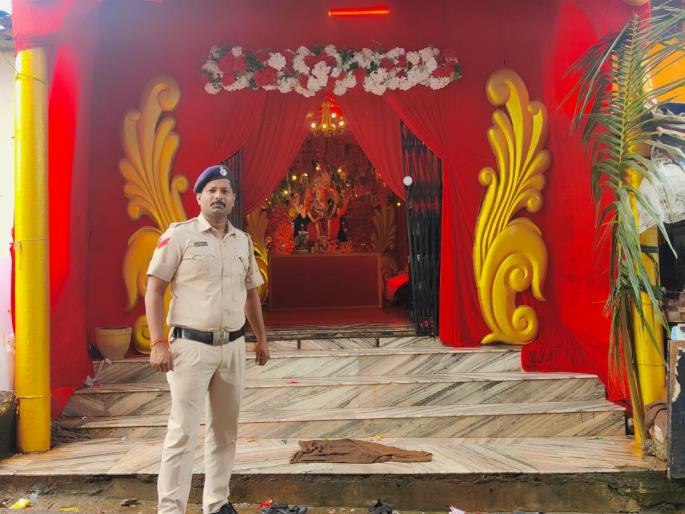 100 policemen engaged in security service of 50 ganpati mandal | ५० बाप्पांच्या सेवेत १०० पोलीस व्यस्त; अनुचित घटना घडू नये यासाठी तैनात 100 policemen engaged in security service of 50 ganpati mandal | ५० बाप्पांच्या सेवेत १०० पोलीस व्यस्त; अनुचित घटना घडू नये यासाठी तैनात
