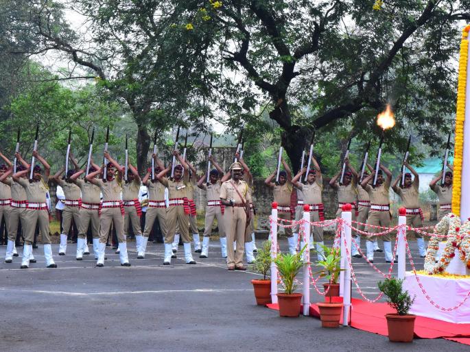 Martyrs pay tribute to police commemoration | पोलीस स्मृतिदिनानिमित्त शहिदांना आदरांजली Martyrs pay tribute to police commemoration | पोलीस स्मृतिदिनानिमित्त शहिदांना आदरांजली