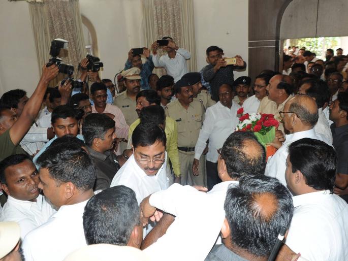 Running for the welcome of the mayor's 'Saheb' | इच्छुक महापौरांची ‘साहेबां’च्या स्वागतासाठी धावपळ--उपस्थिती चर्चेचा विषय Running for the welcome of the mayor's 'Saheb' | इच्छुक महापौरांची ‘साहेबां’च्या स्वागतासाठी धावपळ--उपस्थिती चर्चेचा विषय