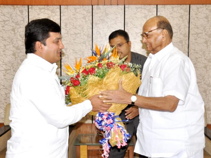 Eat Mhadik Pawar joining the discussion with a resident of the house; | खा. महाडिक पवार यांच्यासोबत आल्याच्या चर्चेने रंगत-स्वागतासाठी विश्रामगृहावर झुंबड : कार्यकर्ते चार्ज Eat Mhadik Pawar joining the discussion with a resident of the house; | खा. महाडिक पवार यांच्यासोबत आल्याच्या चर्चेने रंगत-स्वागतासाठी विश्रामगृहावर झुंबड : कार्यकर्ते चार्ज