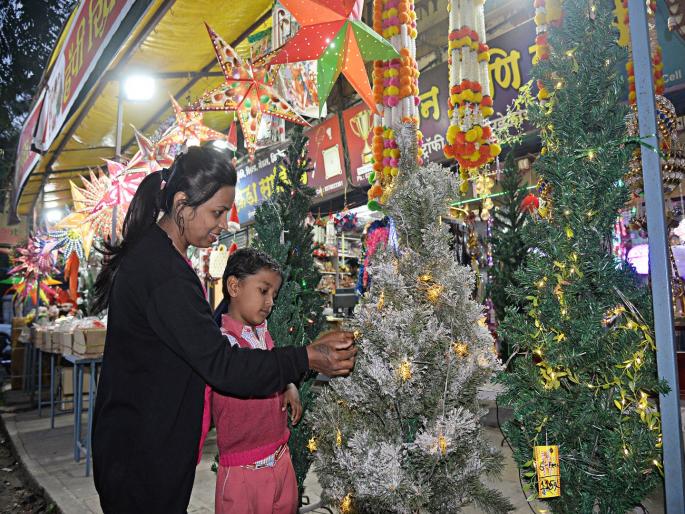 The atmosphere in Kolhapur is Christmas Celebration, the preparations are speeding up | कोल्हापुरातील वातावरण नाताळमय, तयारीला वेग The atmosphere in Kolhapur is Christmas Celebration, the preparations are speeding up | कोल्हापुरातील वातावरण नाताळमय, तयारीला वेग