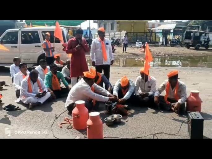 Anointment of milk to the stone in Kamati by saying give a guarantee price of Rs 34 for milk | दुधाला ३४ रुपये हमीभाव द्या म्हणत कामतीत दगडाला दुधाचा अभिषेक, ठाकरे सेनेचे आंदोलन Anointment of milk to the stone in Kamati by saying give a guarantee price of Rs 34 for milk | दुधाला ३४ रुपये हमीभाव द्या म्हणत कामतीत दगडाला दुधाचा अभिषेक, ठाकरे सेनेचे आंदोलन