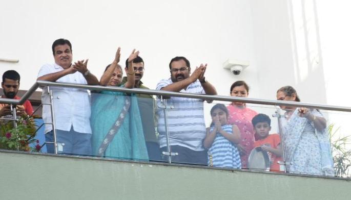 Nitin Gadkari expressed his gratitude with the family | नितीन गडकरी यांनी कुटुंबियांसह टाळ्या वाजवून व्यक्त केले आभार
