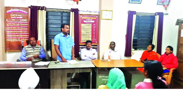 Former Sarpanch is not allowed to wear slippers: Prohibition of water scheme is not approved | चप्पल न घालण्यावर माजी सरपंच ठाम : पाणी योजना मंजूर होत नसल्याने निषेध  Former Sarpanch is not allowed to wear slippers: Prohibition of water scheme is not approved | चप्पल न घालण्यावर माजी सरपंच ठाम : पाणी योजना मंजूर होत नसल्याने निषेध