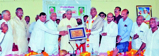 The anger against the constitution is now on the stomach. Yes Sloganeering-The spirit of democracy is in danger | संविधानाबद्दलचा राग आता पोटातून ओठावर : आ. ह. साळुंखे -लोकशाही धोक्यात आल्याची भावना  The anger against the constitution is now on the stomach. Yes Sloganeering-The spirit of democracy is in danger | संविधानाबद्दलचा राग आता पोटातून ओठावर : आ. ह. साळुंखे -लोकशाही धोक्यात आल्याची भावना