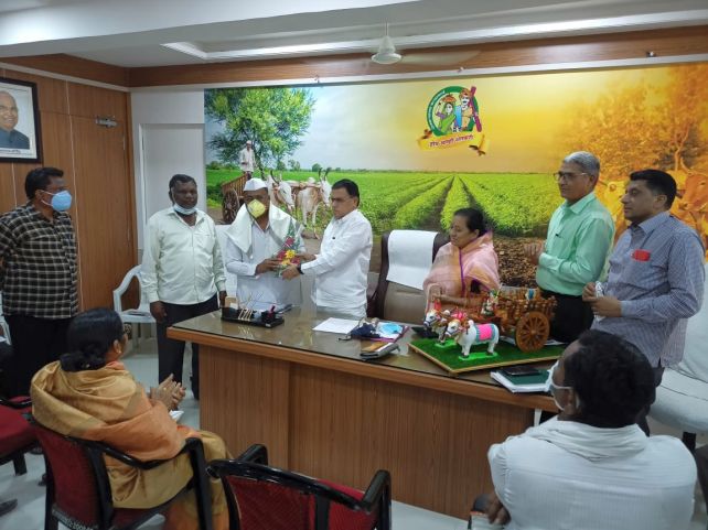 The plight of enterprising ideal farmers | उपक्रमशिल आदर्श शेतकऱ्यांचा गाैरव The plight of enterprising ideal farmers | उपक्रमशिल आदर्श शेतकऱ्यांचा गाैरव