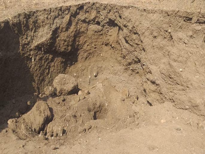 Death of two people while illegal sand mining in Kelana river | केळना नदीच्या पात्रात अवैध वाळूचा उपसा करताना वाळूखाली दबून दोघांचा मृत्यू Death of two people while illegal sand mining in Kelana river | केळना नदीच्या पात्रात अवैध वाळूचा उपसा करताना वाळूखाली दबून दोघांचा मृत्यू