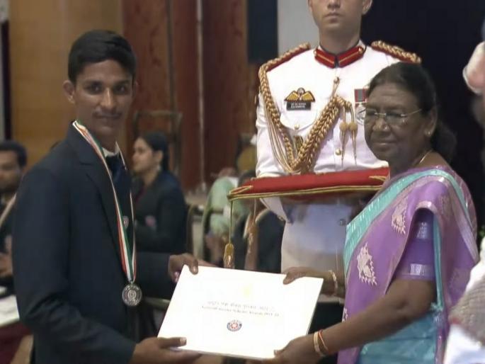 Vedanta Dikey, a student of 'Raseyo', was honored with the President's Award | 'रासेयो'चा विद्यार्थी वेदांत डिके राष्ट्रपती पुरस्काराने सन्मानित Vedanta Dikey, a student of 'Raseyo', was honored with the President's Award | 'रासेयो'चा विद्यार्थी वेदांत डिके राष्ट्रपती पुरस्काराने सन्मानित