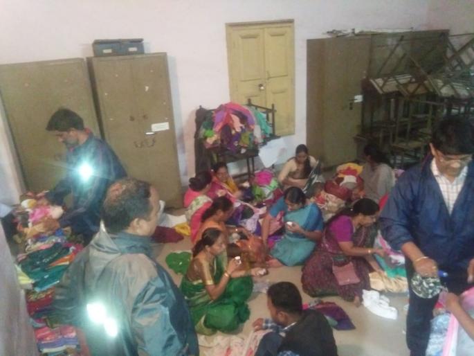 Teacher's hours of 'help'; Teacher's helping flood victims | शिक्षकांचाही 'मदती'चा तास; पूरग्रस्तांचे दुखः हलके करण्यासाठी सरसावले Teacher's hours of 'help'; Teacher's helping flood victims | शिक्षकांचाही 'मदती'चा तास; पूरग्रस्तांचे दुखः हलके करण्यासाठी सरसावले