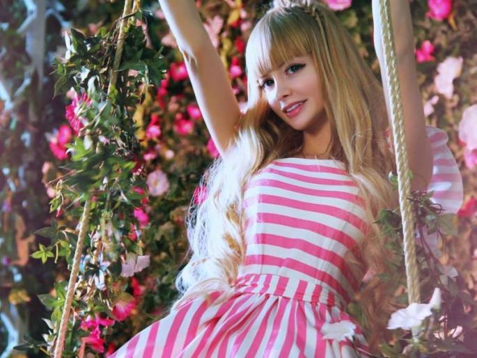#BarbieDoll: It's hard to get out of the house due to this real Barbie beauty | #BarbieDoll : या खऱ्या बार्बीला सौंदर्यामुळे झालं घराबाहेर पडणं मुश्किल #BarbieDoll: It's hard to get out of the house due to this real Barbie beauty | #BarbieDoll : या खऱ्या बार्बीला सौंदर्यामुळे झालं घराबाहेर पडणं मुश्किल