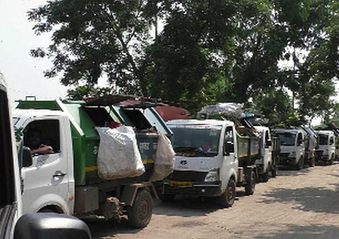 'Traffic jam' due to bells | घंटागाड्यांमुळे ‘ट्रॅफिक जॅम’ 'Traffic jam' due to bells | घंटागाड्यांमुळे ‘ट्रॅफिक जॅम’