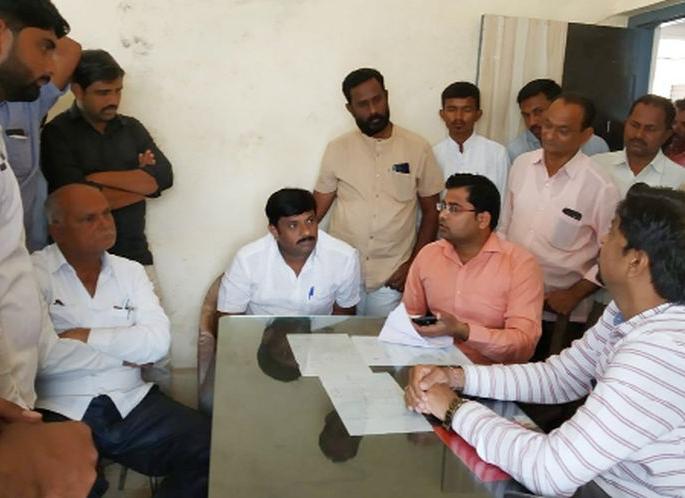 The village of Boradi suffered from electricity problem | बोराडी परिसरात विजेच्या समस्येने ग्रामस्थ झाले त्रस्त The village of Boradi suffered from electricity problem | बोराडी परिसरात विजेच्या समस्येने ग्रामस्थ झाले त्रस्त