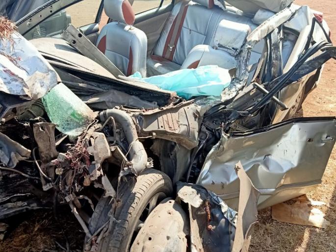 Four-wheeler hit Michael on the truck with his grandson | ट्रकवर चारचाकी आदळून नातवंडासह मायलेक ठार