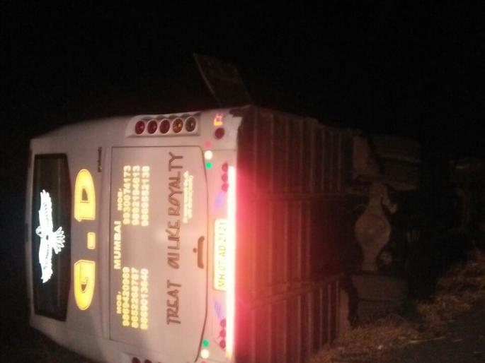 Satara: Traveling from Mumbai to Atpadi has come down; Thirty passengers were injured | सातारा : मुंबईहून आटपाडीकडे येणारी ट्रॅव्हल्स उलटली; तीस प्रवासी जखमी Satara: Traveling from Mumbai to Atpadi has come down; Thirty passengers were injured | सातारा : मुंबईहून आटपाडीकडे येणारी ट्रॅव्हल्स उलटली; तीस प्रवासी जखमी