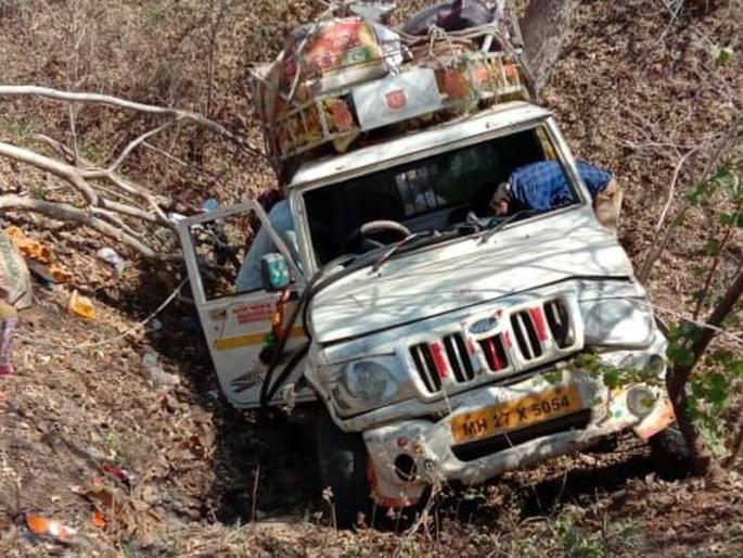 Vehicles carrying laborers fell into the valley; 19 injured | मजूर घेऊन जात असलेले वाहन दरीत कोसळले; १९ जखमी