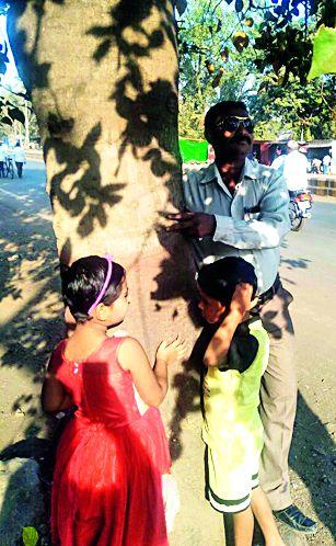 Do not break the tree, the apathy of the little ones | वृक्ष तोडू नका, चिमुकल्यांची आर्जव Do not break the tree, the apathy of the little ones | वृक्ष तोडू नका, चिमुकल्यांची आर्जव