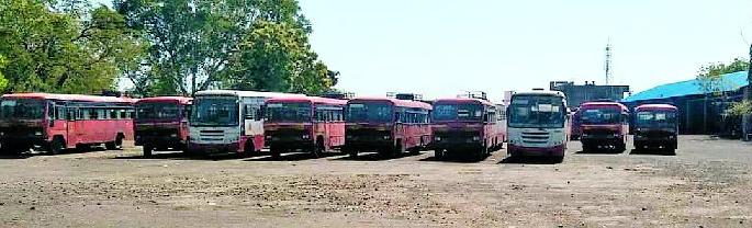 Lalpari ran, but without the passenger | लालपरी धावली, मात्र प्रवाशाविना Lalpari ran, but without the passenger | लालपरी धावली, मात्र प्रवाशाविना