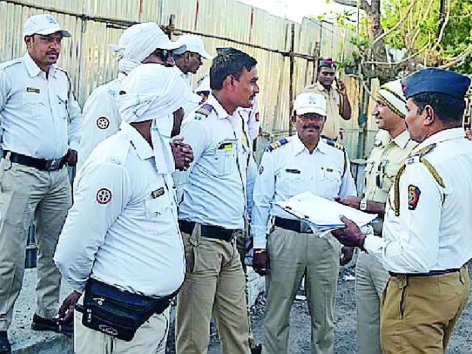 Barricading on the counting center road, the police are also ready | मतमोजणी केंद्र मार्गावर बॅरिकेडिंग, पोलीसही सज्ज Barricading on the counting center road, the police are also ready | मतमोजणी केंद्र मार्गावर बॅरिकेडिंग, पोलीसही सज्ज