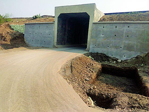 Turn off heavy traffic from rail underpass | रेल्वेच्या अंडरपास मार्गातून अवजड वाहतूक बंद