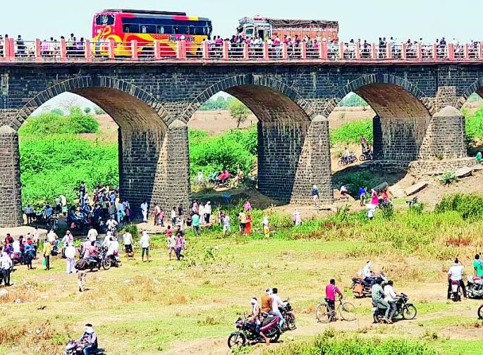 Trawlers of Pedhi river bridge | पेढी नदीच्या पुलावर ट्रॅव्हल्स-ट्रकची धडक Trawlers of Pedhi river bridge | पेढी नदीच्या पुलावर ट्रॅव्हल्स-ट्रकची धडक