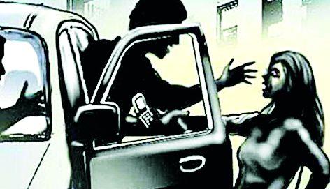 Dhulivandana woke up by women in a moving vehicle running vehicles | धूलिवंदनाला महिलांच्या अब्रूशी खेळ धावत्या वाहनातून दोघींनी घेतल्या उड्या