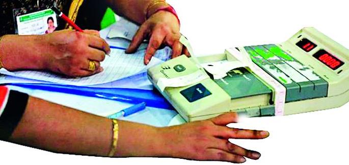 Counting on 84 tables at the same time | एकाच वेळी ८४ टेबलांवर मतमोजणी Counting on 84 tables at the same time | एकाच वेळी ८४ टेबलांवर मतमोजणी