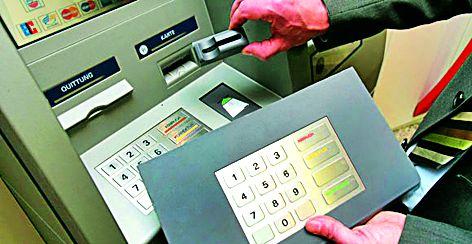 Lava Skimmer at three ATMs | तीन एटीएममध्ये लावले स्किमर