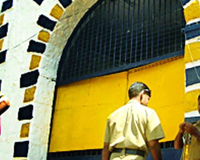 Marijuana found in morning; Why is the complaint night? | गांजा सापडला सकाळी; तक्रार रात्री का? Marijuana found in morning; Why is the complaint night? | गांजा सापडला सकाळी; तक्रार रात्री का?