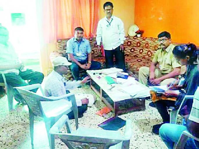 Violence at an illegal lender's shop residence | अवैध सावकाराच्या दुकान निवासस्थानी धाडसत्र Violence at an illegal lender's shop residence | अवैध सावकाराच्या दुकान निवासस्थानी धाडसत्र