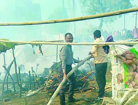 In the fire, ten slopes | आगीत दहा झोपड्या खाक