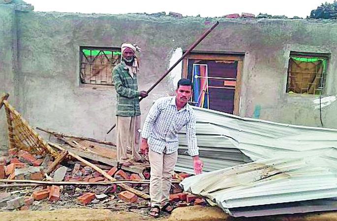 Roof of ten houses in Morgarh blown up | मोरगड येथील दहा घरांचे छप्पर उडाले Roof of ten houses in Morgarh blown up | मोरगड येथील दहा घरांचे छप्पर उडाले