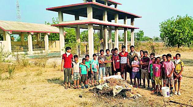 Cleanliness of the cremation ground in Dhulevadi | धूळवडीला स्मशानभूमीची स्वच्छता