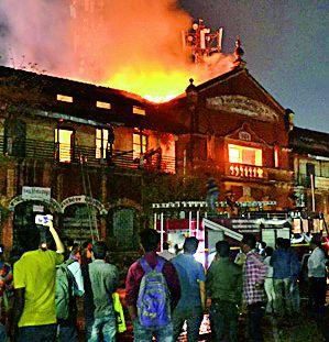 Due to the presence of flammable chemical, a fire in the red school | ज्वालाग्राही रासायनिक द्रव्यामुळे लाल शाळेला आग