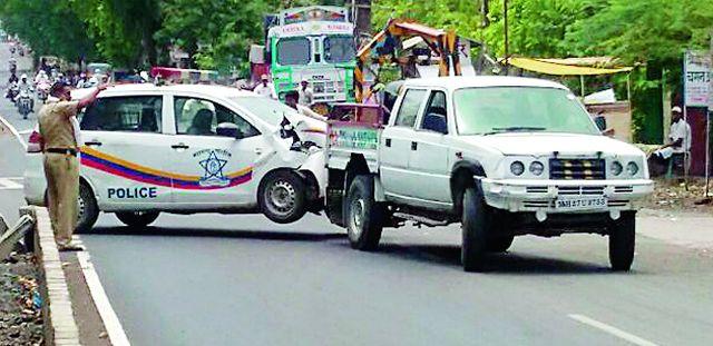 Three police officers were injured in a CR mobile car plant | सीआर मोबाईल कार झाडावर धडकून तीन पोलीस जखमी Three police officers were injured in a CR mobile car plant | सीआर मोबाईल कार झाडावर धडकून तीन पोलीस जखमी