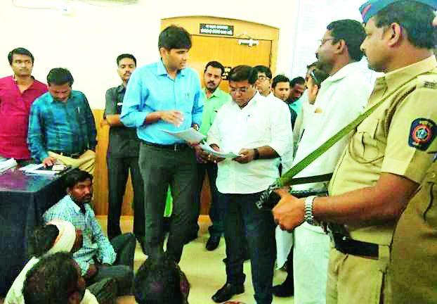 Soreness of Faseparadis Community presented before the Guardian Minister | पालकमंत्र्यांसमोर मांडल्या फासेपारधी समाजाच्या व्यथा Soreness of Faseparadis Community presented before the Guardian Minister | पालकमंत्र्यांसमोर मांडल्या फासेपारधी समाजाच्या व्यथा