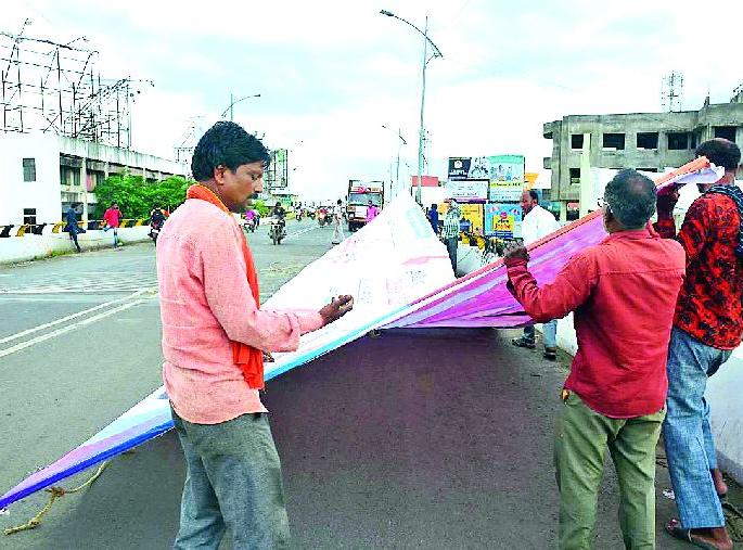 Political flakes, loud banners to delete banners | राजकीय फ्लेक्स, बॅनर हटविण्यास जोरात प्रारंभ Political flakes, loud banners to delete banners | राजकीय फ्लेक्स, बॅनर हटविण्यास जोरात प्रारंभ