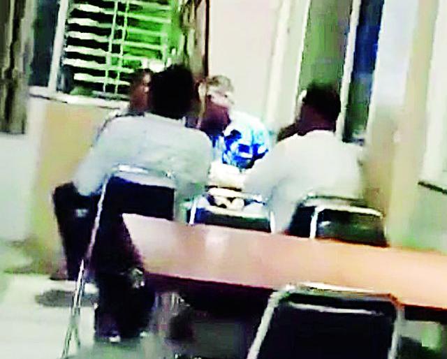 Gasti left, came in the bar | गस्तीला निघाले, बारमध्येच रमले