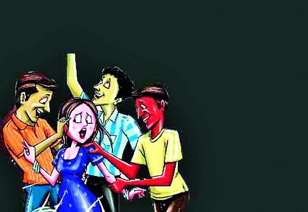 How big is this! Hands on the back of a woman accompanying her husband | किती हा बेडरपणा! पतीसोबत जाणाऱ्या महिलेच्या पाठीवरून फिरविला हात