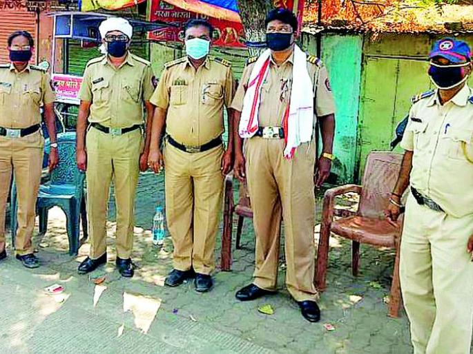 On police duty, wearing a mask | मास्क लावून पोलीस कर्तव्यावर On police duty, wearing a mask | मास्क लावून पोलीस कर्तव्यावर