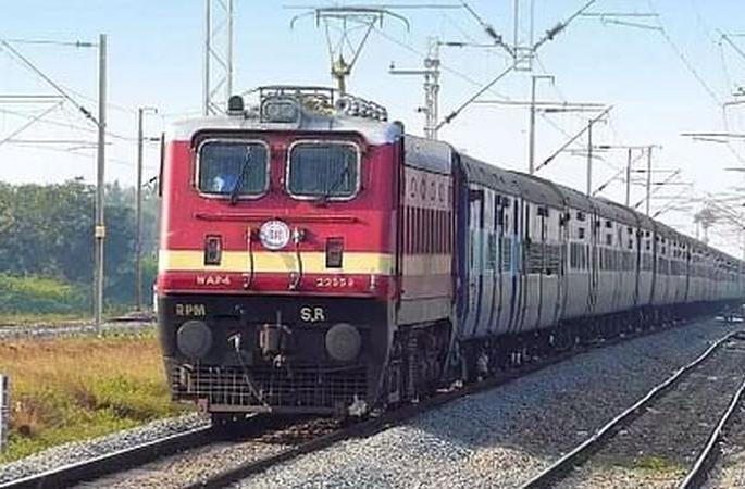 Green lantern on Amravati-Mumbai train | अमरावती-मुंबई रेल्वेगाडीला हिरवा कंदिल Green lantern on Amravati-Mumbai train | अमरावती-मुंबई रेल्वेगाडीला हिरवा कंदिल