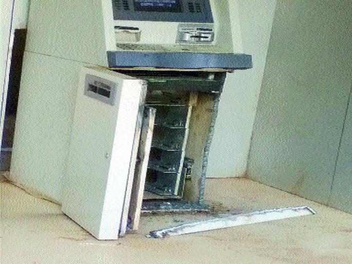 Robbery at ATM center for the second consecutive day | सलग दुसऱ्या दिवशी एटीएम केंद्रावर दरोडा Robbery at ATM center for the second consecutive day | सलग दुसऱ्या दिवशी एटीएम केंद्रावर दरोडा