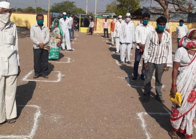  Distribution of foodgrains at Waingaon School | वायंगाव शाळेत धान्याचे वितरण