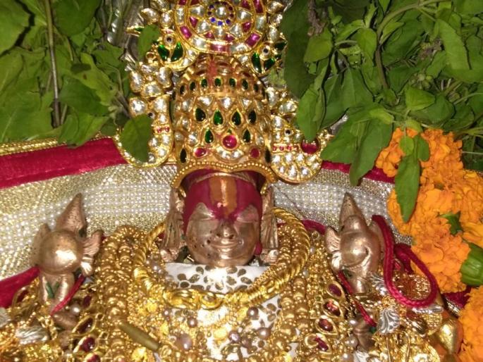 The crown of jewelery by Balaji Maharaj's head worshiper | बालाजी महाराजांच्या मस्तकी भक्ताकडून रत्नजडीत मुकुट The crown of jewelery by Balaji Maharaj's head worshiper | बालाजी महाराजांच्या मस्तकी भक्ताकडून रत्नजडीत मुकुट