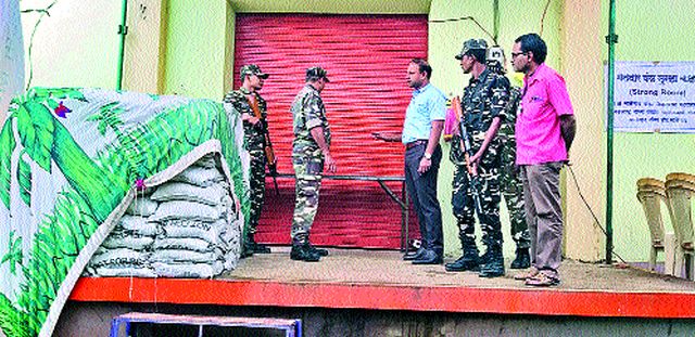 The armed guard in front of the Malegawi Strongroom | मालेगावी स्ट्रॉँगरूमसमोर सशस्त्र पहारा The armed guard in front of the Malegawi Strongroom | मालेगावी स्ट्रॉँगरूमसमोर सशस्त्र पहारा