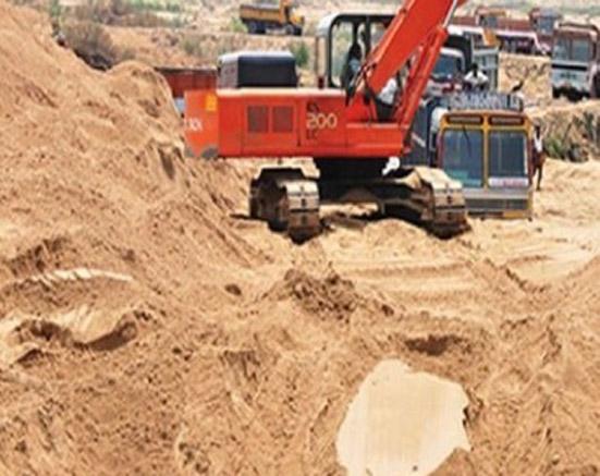 Over Revenue of 68 lakhs in Beed from four Walghat auctions | चार वाळूघाट लिलावातून बीडमध्ये ६८ लाखांचा जादा महसूल Over Revenue of 68 lakhs in Beed from four Walghat auctions | चार वाळूघाट लिलावातून बीडमध्ये ६८ लाखांचा जादा महसूल