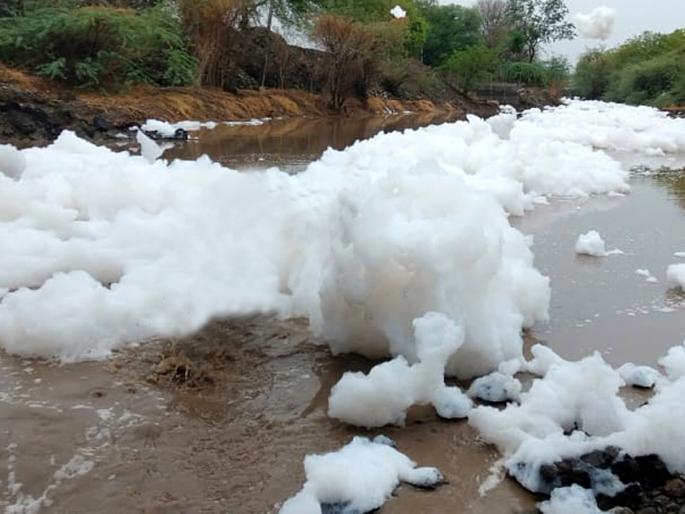 This is not the ice... | हा बर्फ नव्हे, तर प्रदूषणामुळे नदीच्या पाण्यावर आलेला फेस