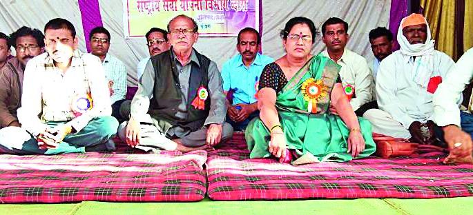 Transplanting of the village due to youth | तरुणाईमुळे गावाचा कायापालट Transplanting of the village due to youth | तरुणाईमुळे गावाचा कायापालट