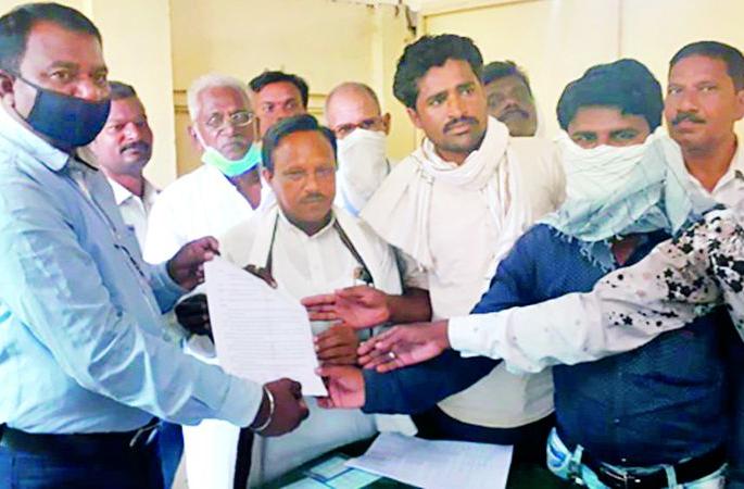 Massive electricity bills have broken the backs of citizens | भरमसाठ वीज बिलाने मोडले नागरिकांचे कंबरडे