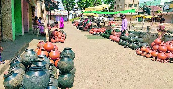 The lockdown has chilled the sales for the poor's fridge | लॉकडाऊनमुळे गरिबांच्या फ्रीजची विक्री थंडावली The lockdown has chilled the sales for the poor's fridge | लॉकडाऊनमुळे गरिबांच्या फ्रीजची विक्री थंडावली